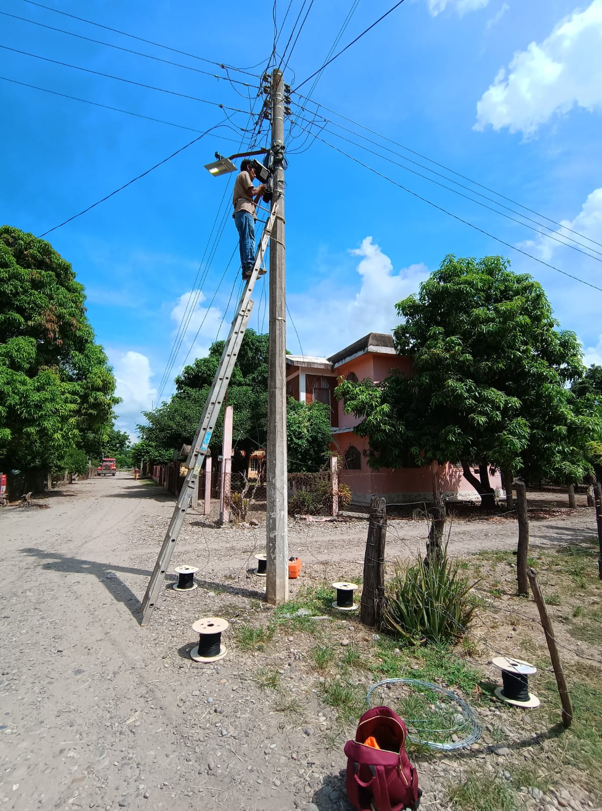 Instalación de infraestructura de fibra óptica de SACHG internet